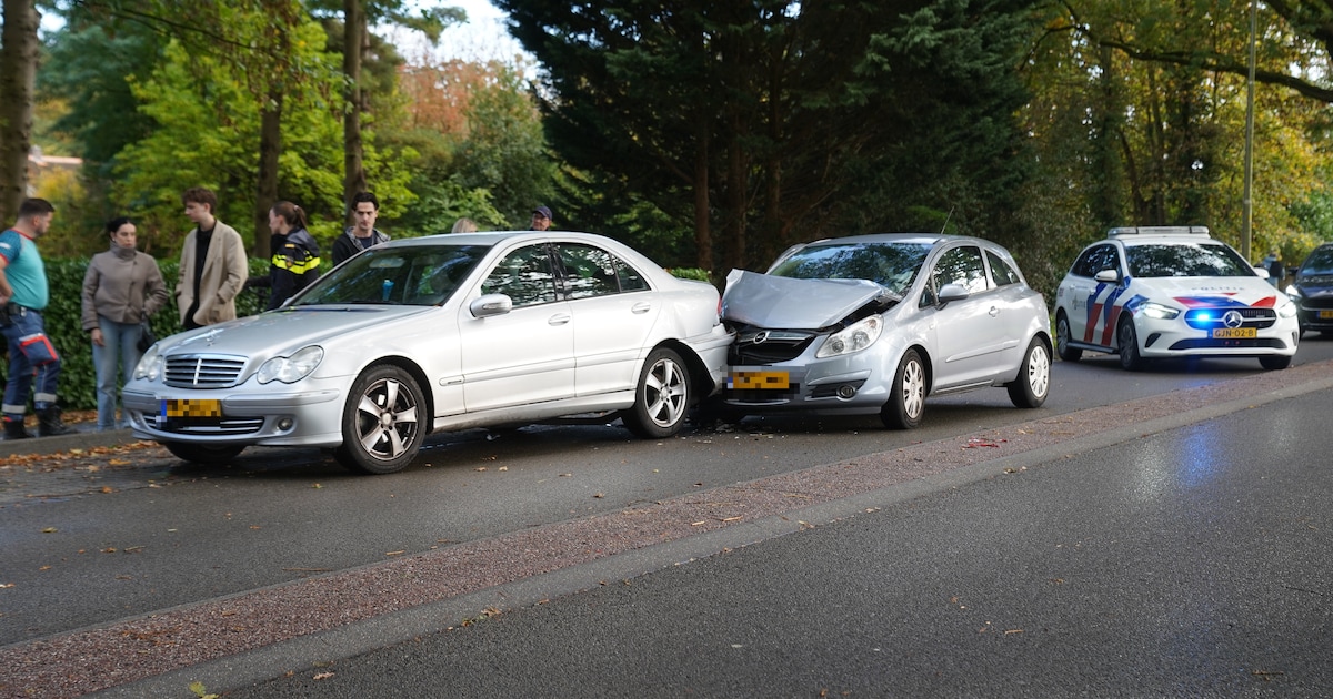 Twee auto's zwaar beschadigd in Gorssel nadat politieauto met spoed passeert