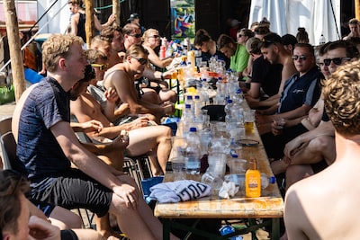 Hoe een dorpsfeest na code rood toch kan doorgaan: ‘Ventilatoren uit de kippenstal opgehaald’
