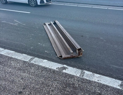 Auto’s rijden over groot voorwerp op Ketelbrug met flinke fi