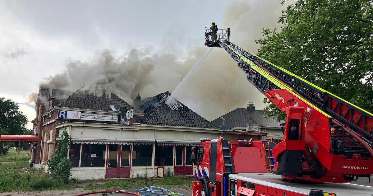 Leegstaand restaurant Epse grotendeels ingestort na grote brand, politie gaat onderzoek doen