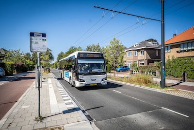 Beton bij bushaltes leidt volgens bewoners zelfs tot scheuren in huizen: net aangepakte weg alweer o