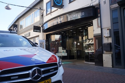 Poging tot overval juwelierszaak in Raalte: agenten doen onderzoek in winkel