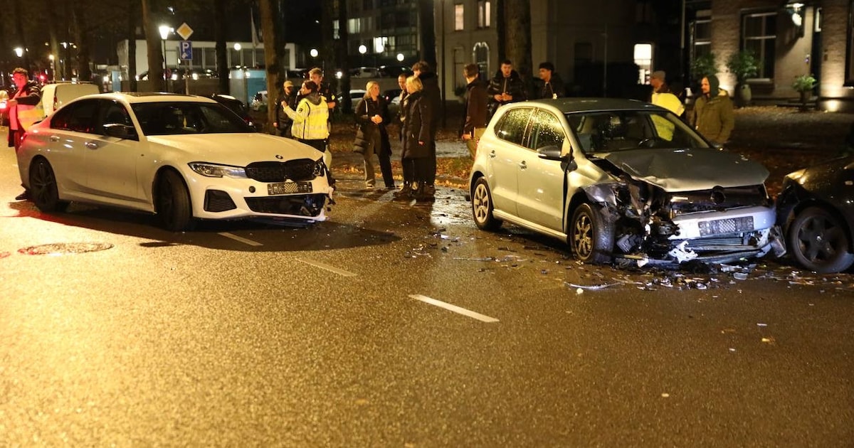 Crash tussen BMW en Volkswagen aan Loolaan in Apeldoorn