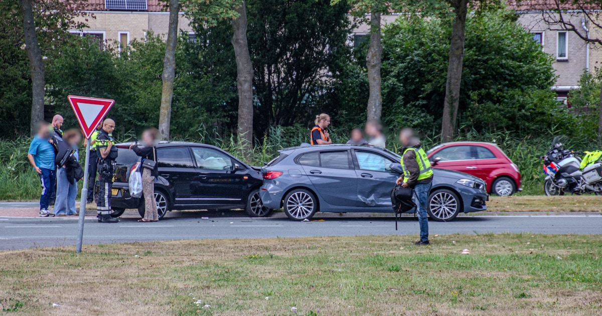 Auto’s botsen op kruising in Lelystad