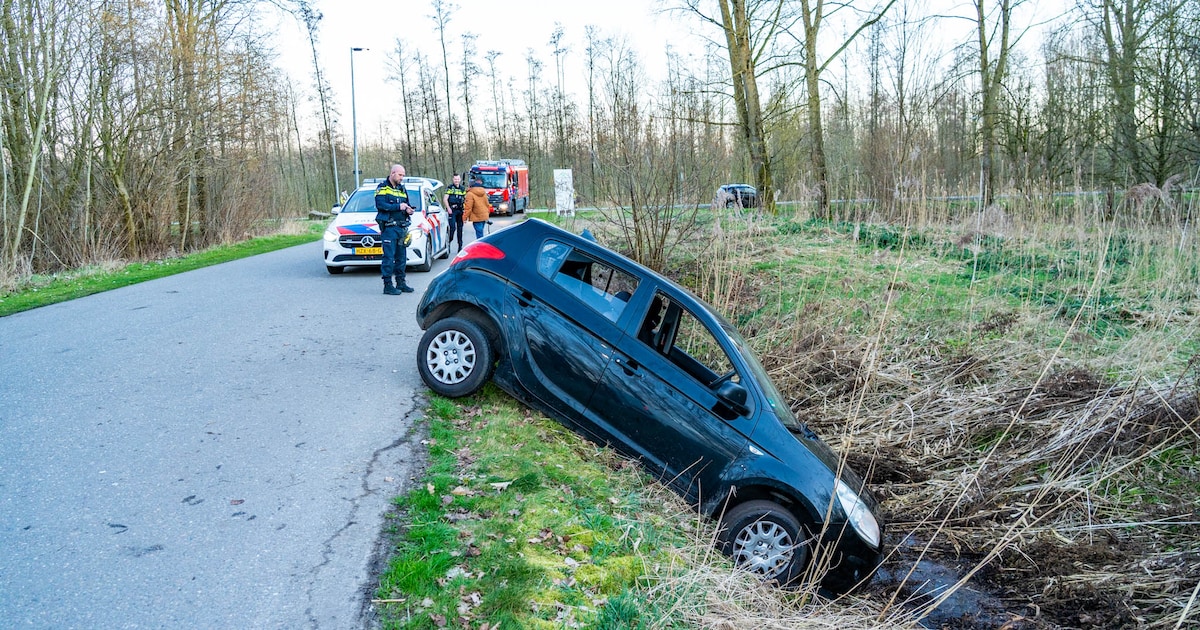 Auto belandt in sloot langs Bosruiterweg in Zeewolde