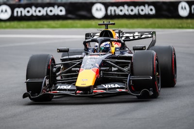 LIVE Formule 1 | Max Verstappen wint twee posities na redelijke start, Mercedes pakt snel de leiding weer terug