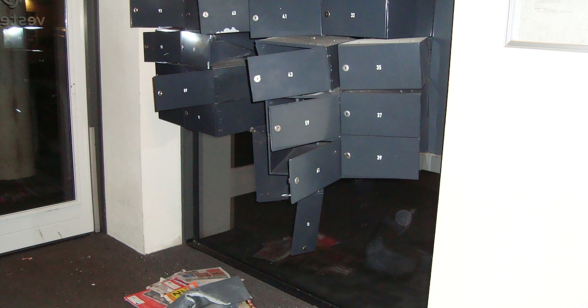 Ravage appartementencomplex Hasseler Es in Hengelo door vuurwerk: ‘Brievenbussen volledig geruïneerd