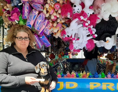 Teckel Stitch woont op de kermis in Deventer: ‘Ze beet als pup weleens een eendje stuk’