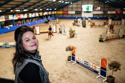 Vraag na vraag, wijziging na wijziging, maar organisator Linda (40) blijft glimlachen tijdens Bathme