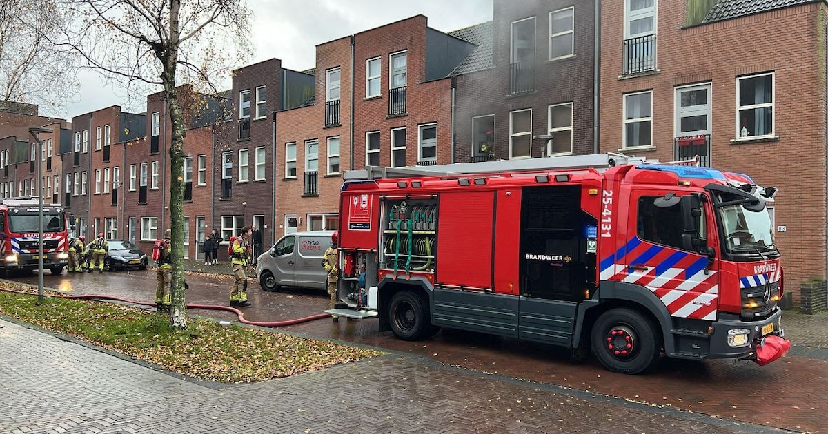 Brand zorgt voor flinke rookwolken en schade aan woning in Almere