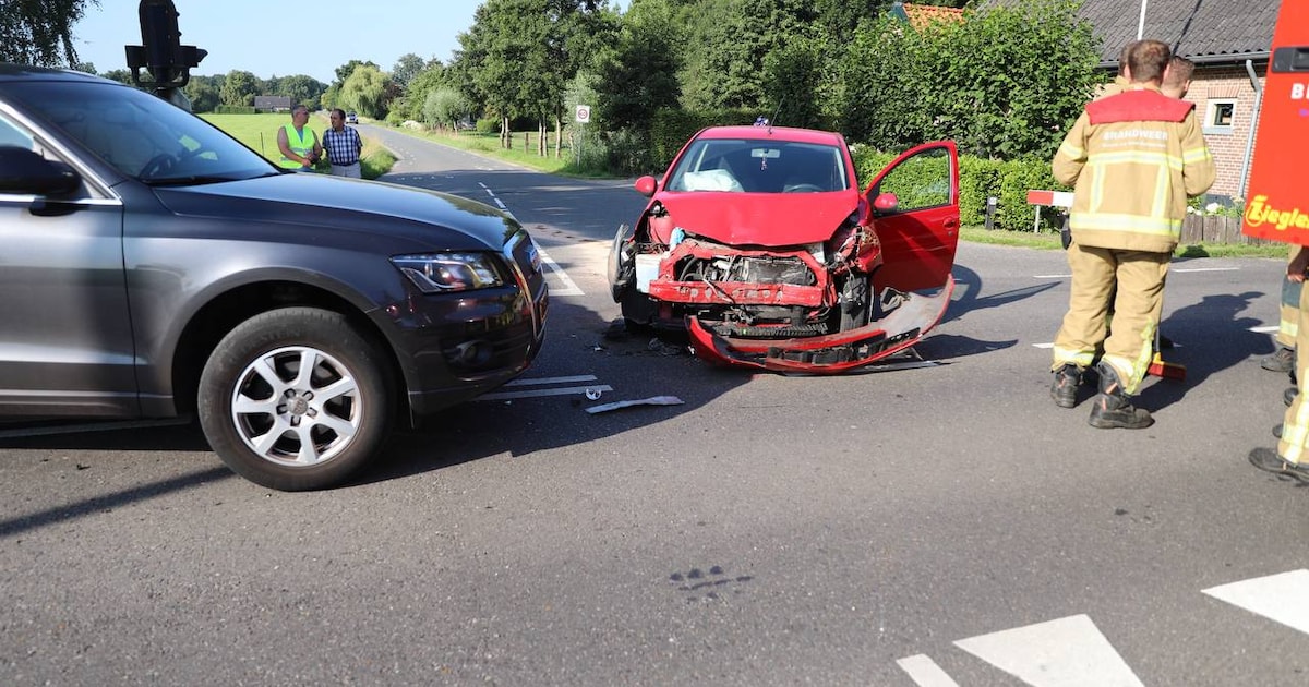Gewonde en forse schade bij botsing op kruising bij Loenen.