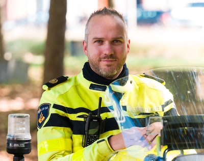 Radeloze moeder in Enschede geeft haar kind van amper 2 jaar oud aan agent Rens (35), het jongetje a