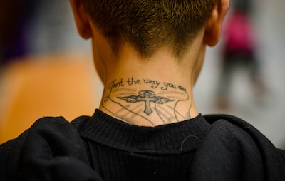 Ze herkent beide broers op beelden van de diefstal, maar waar komt die tatoeage vandaan?