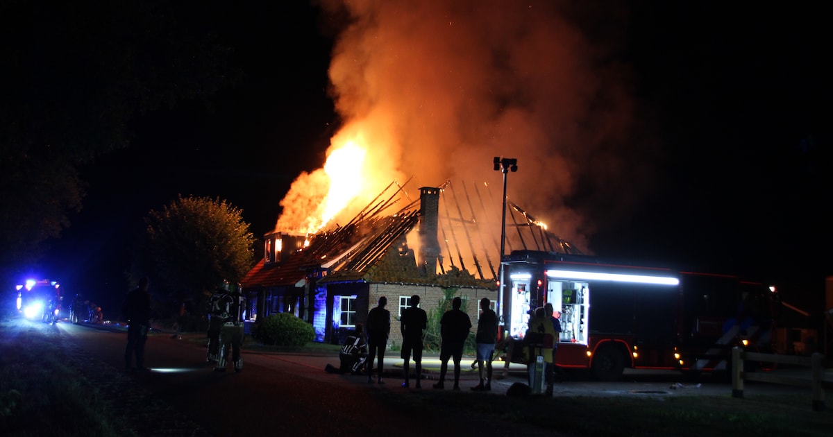 Boerderij volledig uitgebrand bij uitslaande brand in Markelo