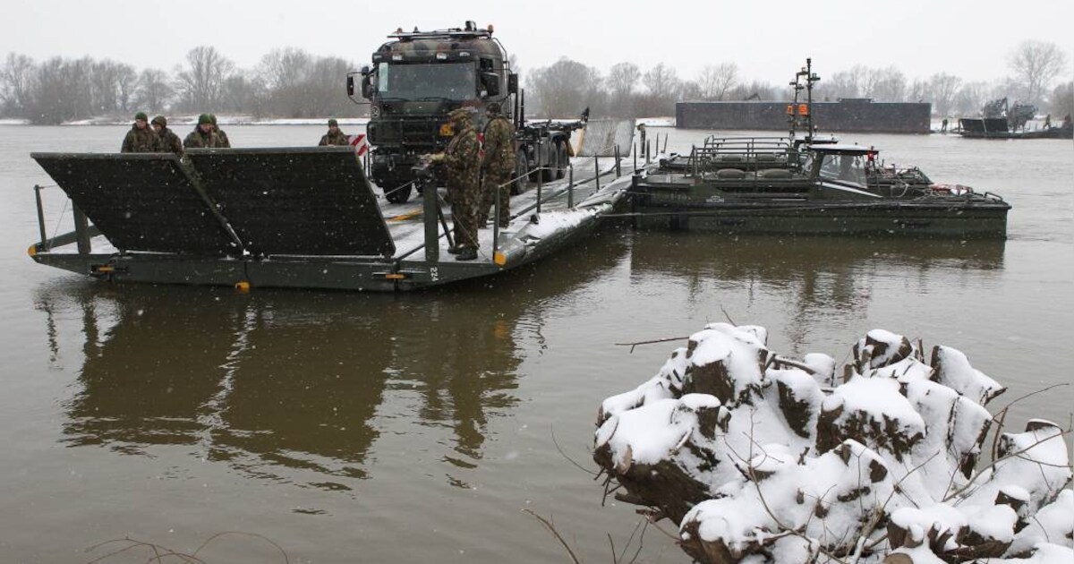 Genie oefent op IJssel bij Olst