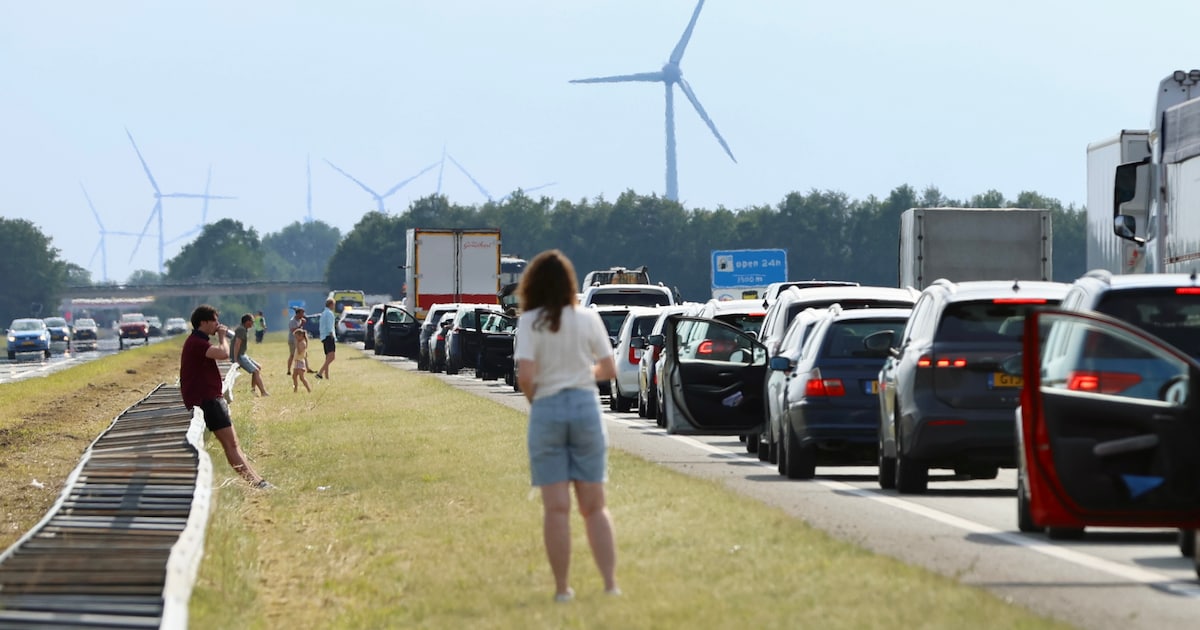 Botsing zorgt voor flinke schade én file op A6 bij Emmeloord: mensen wachten buiten auto