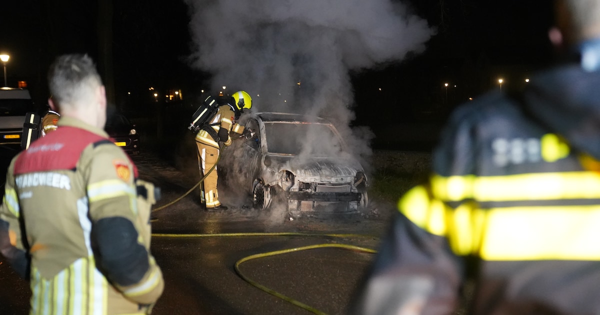 Opnieuw brandt een auto ‘s nachts volledig uit in Deventer