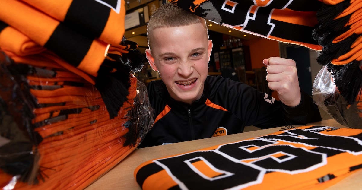 Rick (13) trommelt en zingt wekelijks achter de goal, nu krijgt zijn supportersclub eigen sjaaltjes 