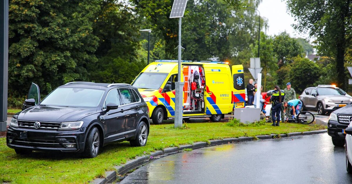 Fietser wordt aangereden op rotonde in Apeldoorn en moet naar het ziekenhuis.