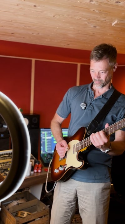 KIJK | Man beweert online iets over de pil, dan grijpt Basil naar zijn gitaar