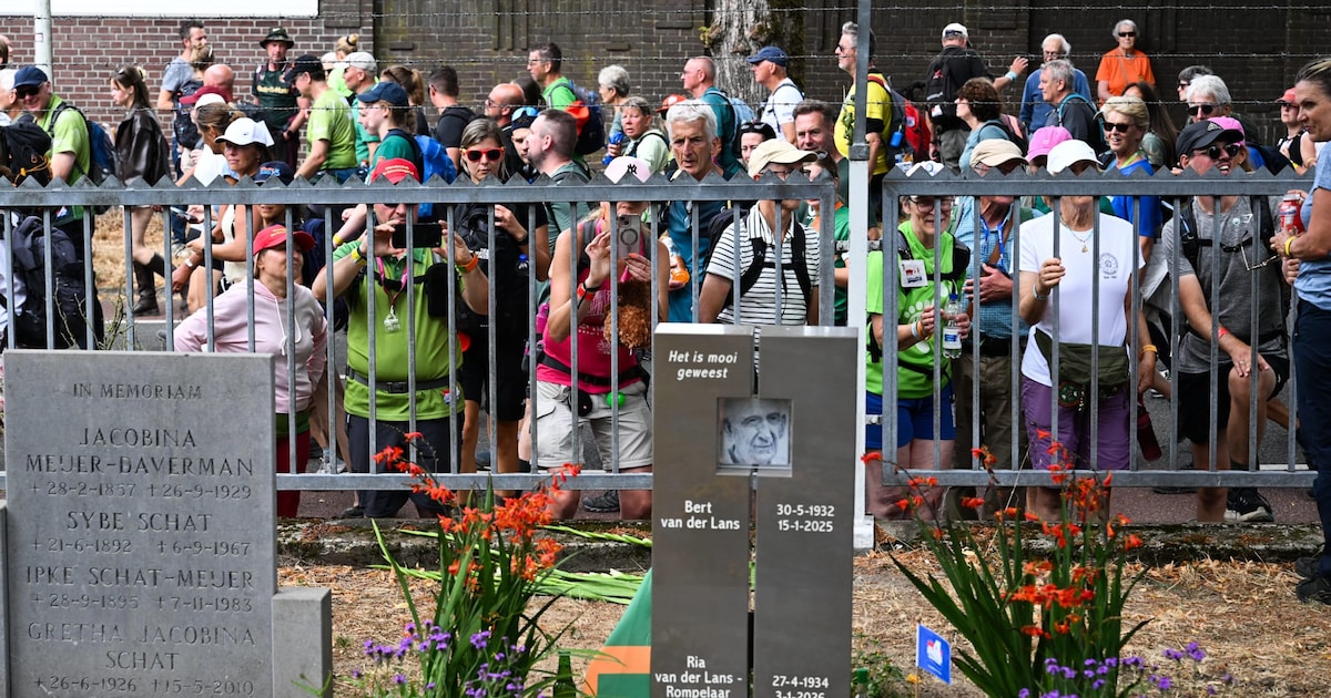 Tranen bij Vierdaagse-wandelaars als ze langs het graf van een icoon lopen: ‘Hij hoort bij de Vierda