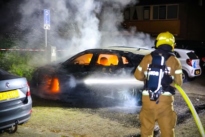 Elektrische auto brandt volledig uit in Apeldoorn, accupakket ontploft tijdens blussen