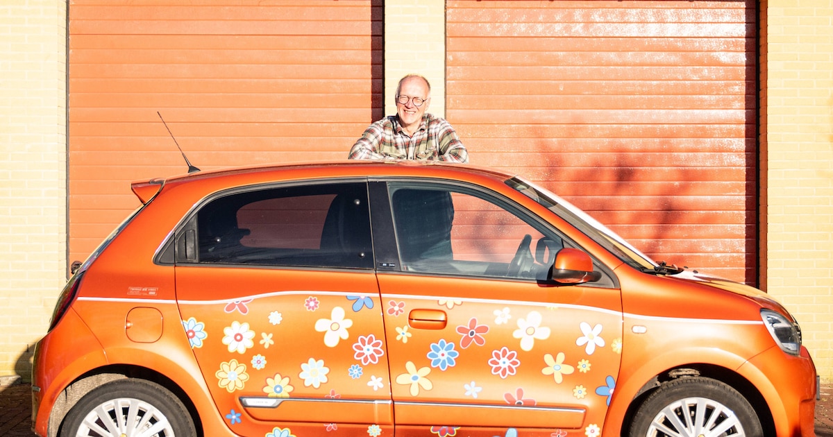 Hovenier Tom versiert zijn elektrische Twingo met bloemen: ‘Ik zie mensen lachen, ze maken een praat