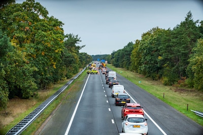 Ongeval op A28 bij 't Harde zorgt voor lange file, omleiding en verkeer op de vluchtstrook