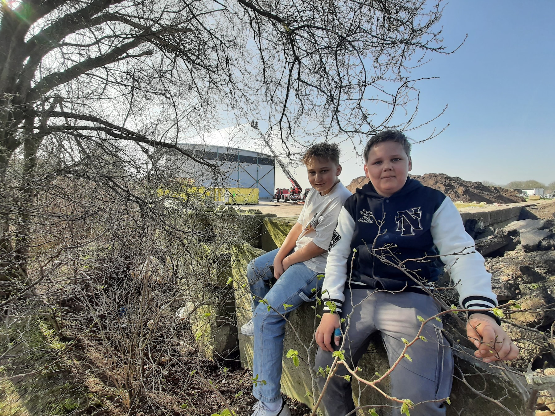 Tom (11) en Daan (12) hebben dag van hun leven bij grote brand in Balkbrug: ‘Hoort u dat, een ontploffing!’