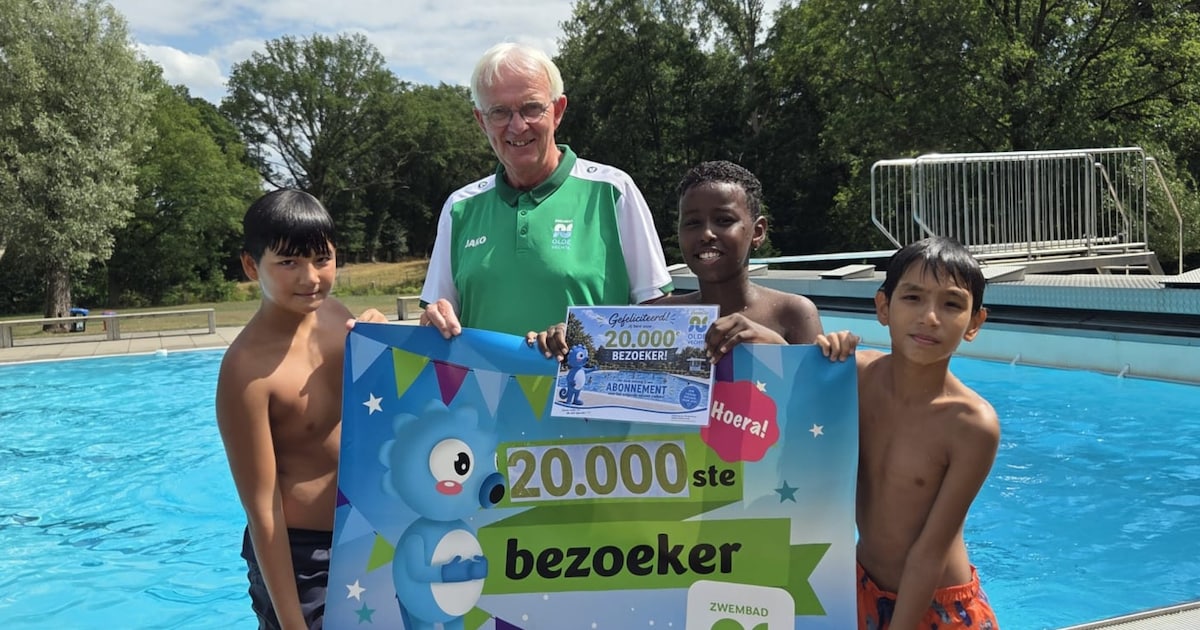 Openluchtbad in Ommen zet 20.000ste bezoeker in het zonnetje en houdt badeendjesactie in centrum