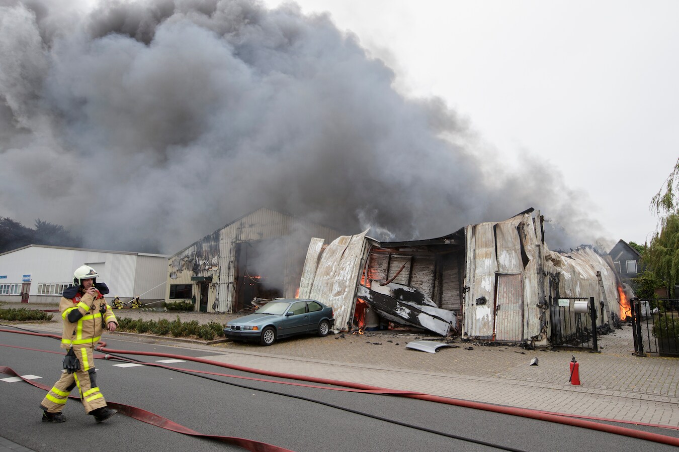 Ravage aan de Vordense Handelsweg, na de grote brand van dinsdag. Uiterst links meubelfabriek Lenselink, die wonderwel ongeschonden bleef.