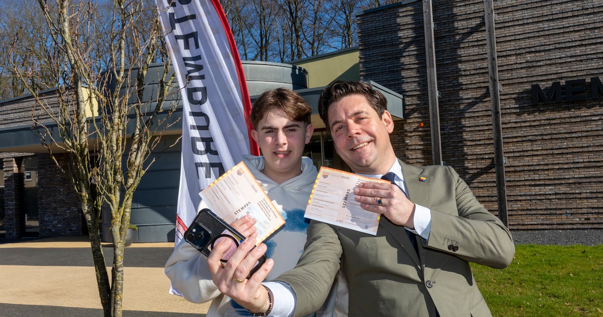 Rens viert zijn 18de met appeltaart, selfie en zijn allereerste stem ...