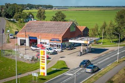 Agenten horen pompend geluid uit bestelbus bij tankstation in Blokzijl, bestuurder vlucht met 177 ki