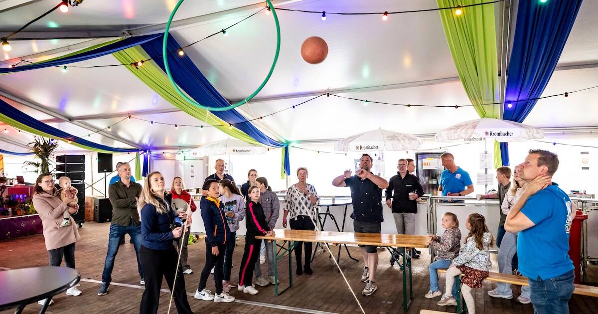 Gek, onmogelijk en verrassend: Eline (22) is eerste ‘Alleskunner van Noord Deurningen’