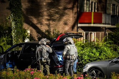 Twee uur praten agenten in op gewapende man in Apeldoorn: hij bedenkt zich bij laatste trede