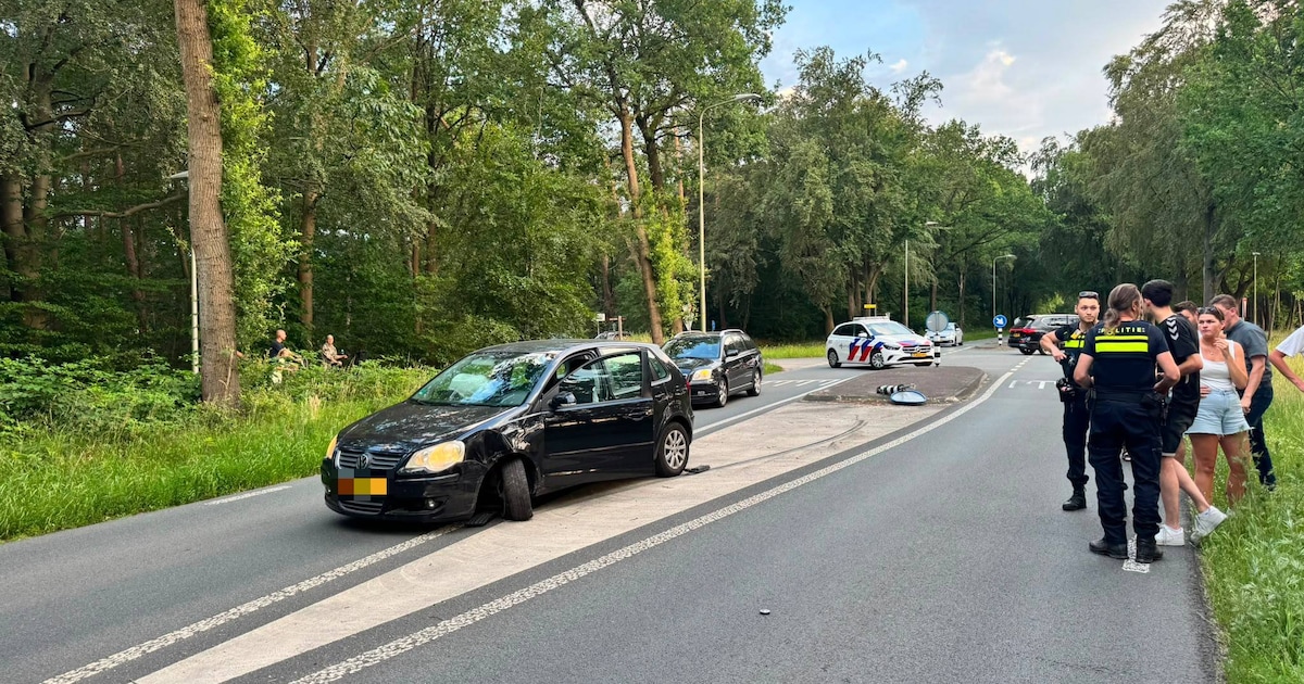 Auto rijdt paaltje omver in Elspeet, bestuurder moet blazen