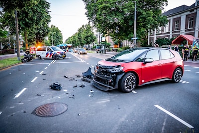 Motorrijder neemt de benen na aanrijding, maar laat motor achter