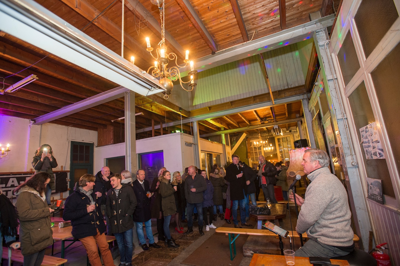 Popup cafe aan de Marktstraat in de oude schilderswinkel/magazijn. Met een optreden van Henny te Loo.