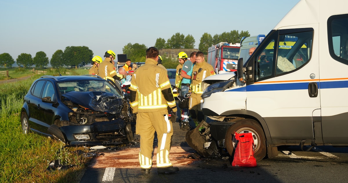 Vier personen gewond na frontale botsing tussen bestelbus en auto in Bunschoten-Spakenburg