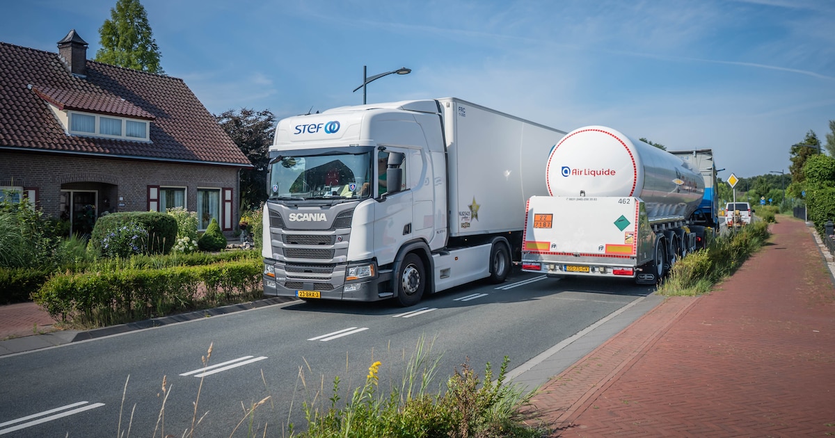 In dit kleine dorpje denderen elk uur 250 (!) vrachtwagens langs de huizen