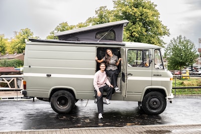Hidde en Bowdy genieten van de vrijheid met hun Mercedes-camper: ‘Als ik ernaast zit ben ik de passe