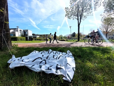 Actie vóór asielzoekers in Apeldoorn valt niet goed: onbekende maakt er snel korte metten mee