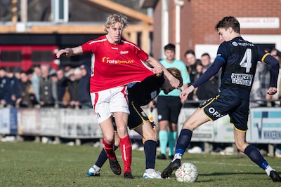AZSV mag de handen dichtknijpen na late strafschop • DZC’68 verliest van oudste club van Friesland