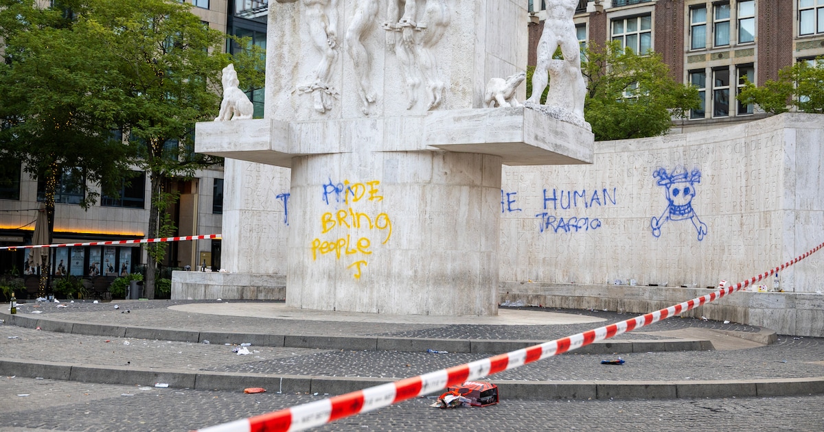 Nationaal Monument op Dam beklad met blauwe verf, gebied afgezet