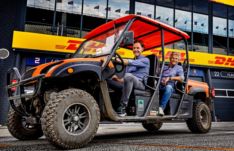 Van Overdijk en Lammers in de kar waarmee ze een rondje over het terrein maken.