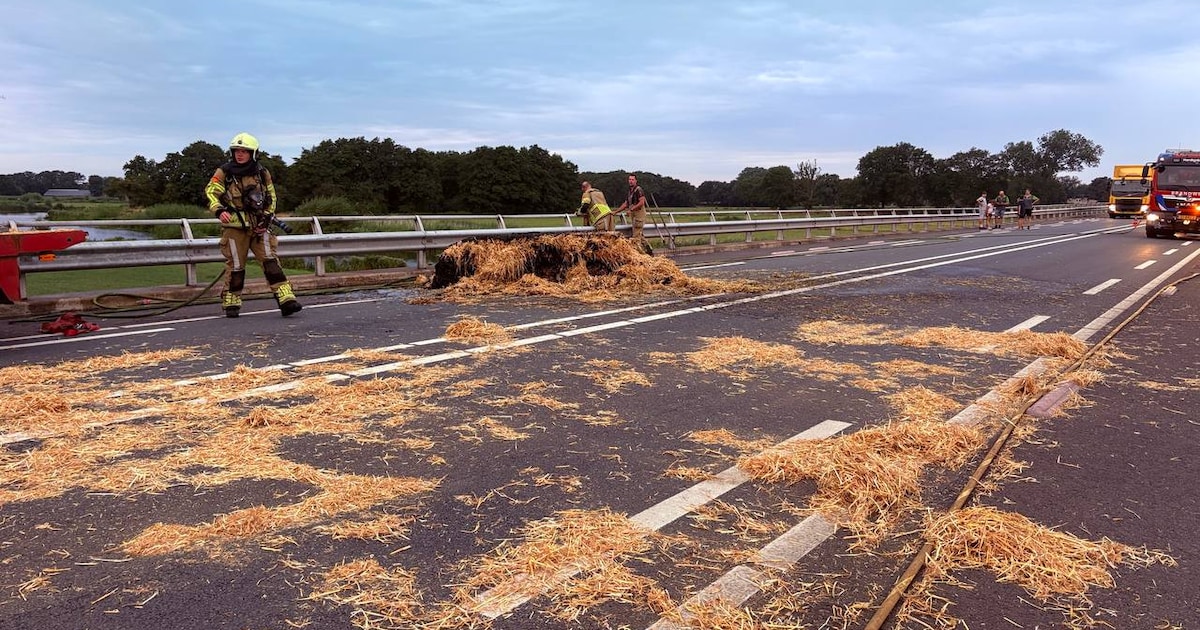 Weg bij Hardenberg bezaaid met stro na brand