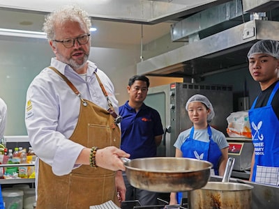 Marc werkte zich vanuit Amersfoorts volksbuurtje op tot chef-kok, nu geeft hij jongeren in Bangkok d