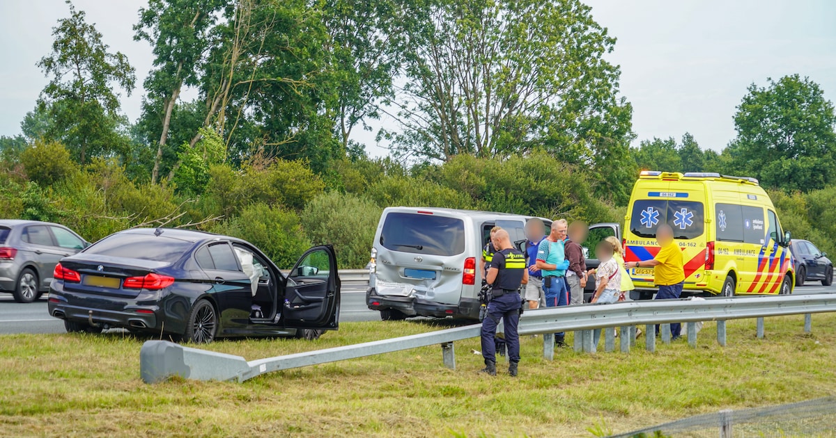 Auto botst achterop taxibus op de A28 ter hoogte van Staphorst