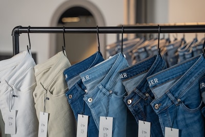 Nee, ze weten niets van diefstal. Maar hebben wel kleding met labels eraan in de tas