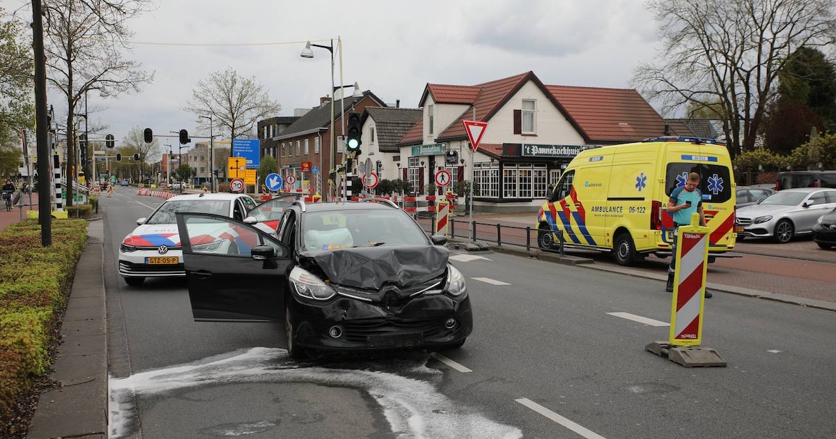 Schade bij frontale botsing op de Deventerstraat in Apeldoorn
